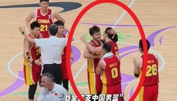 这氛围爱了！错失绝杀后全队纷纷上前鼓励胡明轩 赵睿微笑拍头