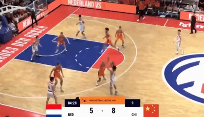 mk体育-旅美小将王俊杰成亮点，首节命中两记三分，中国男篮领先5分